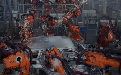 Sự hồi sinh của xe xăng: Lệnh cấm động cơ đốt trong được đề xuất hủy bỏ, nhiều hãng đồng loạt hủy kế hoạch làm xe điện