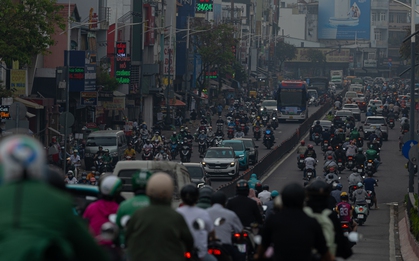 Không khí ô nhiễm bao trùm những ngày cuối năm: Hà Nội mù mịt, TP.HCM tối sầm dù đã 8h sáng