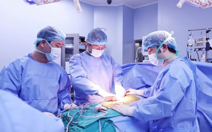 Ghép thận cùng huyết thống: Người mẹ trao sự sống cho con