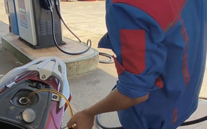 Khách bị rút lại xăng, dắt bộ do thanh toán chuyển khoản