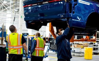 Thời hoàng kim của xe xăng quay trở lại: Loạt hãng lớn từ bỏ xe điện vì không thể bù lỗ, người dân thờ ơ với EV vì trợ cấp không còn