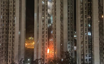 Cháy chung cư ở Hong Kong (Trung Quốc) giữa đêm, có người bị thương, hơn 100 người tháo chạy trong đêm