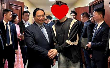 Nam ca sĩ được Thủ tướng Phạm Minh Chính bắt tay chúc mừng, một chi tiết gây sốt