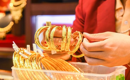 Giá vàng hôm nay 18/12: Tiếp tục tăng cao
