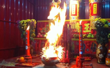 Lý giải nguyên nhân hiện tượng: Bát hương, chân hương bất ngờ cháy, xử lý như thế nào?