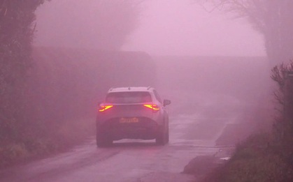 Hiện tượng lạ: Sương mù màu hồng khiến người dân kinh ngạc