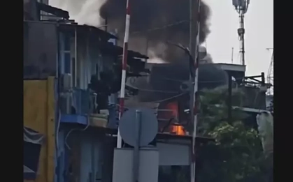 Đang nấu ăn, lửa bất ngờ bùng lên tại bếp gây cháy nhà, thiêu rụi nhiều tài sản