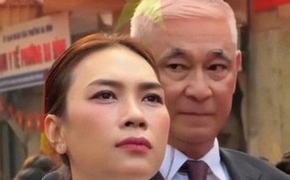 Vệ sĩ lớn tuổi chạy theo Mỹ Tâm lúc nửa đêm ở Hà Nội