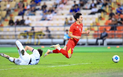 Bùng nổ cảm xúc SEA Games, ngắm trọn khoảnh khắc U22 Việt Nam thi đấu cực kiên cường trước Thái Lan