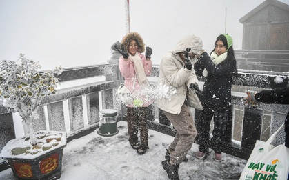 Cảnh tượng tuyết phủ trắng nóc nhà, lối đi ở Fansipan đầu năm nay: Dân tình càng hừng hực khí thế đi "săn"