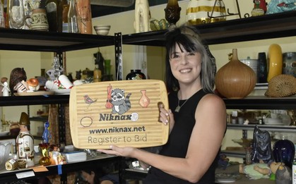 Chỉ bán đồ cũ mà thu nhập hàng triệu USD: Công việc "ai cũng có thể làm được"