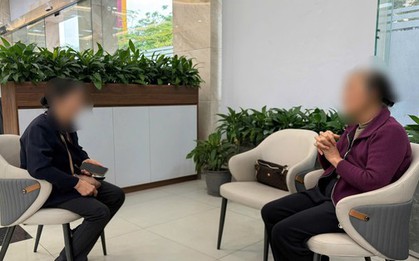 Nhân viên ngân hàng tạm dừng giao dịch chuyển tiền của 2 người phụ nữ lớn tuổi, sau đó mời công an tới làm việc