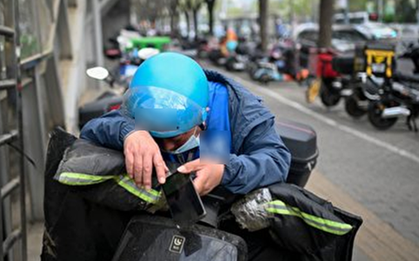 Nam shipper 26 tuổi phát hiện nhiễm HIV, bật khóc thú nhận: "Chỉ là vô tình sao nên nỗi này..."