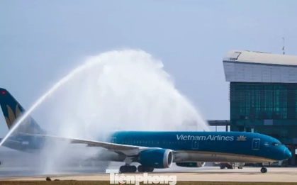 Cận cảnh chuyến bay thương mại đầu tiên hạ cánh xuống Long Thành