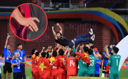 Giải mã chiếc nhẫn "phong thuỷ" của HLV Kim Sang-sik: Có liên quan gì đến cú lội ngược dòng "điên rồ" nhất?