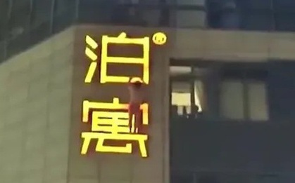 Nghi vấn ngoại tình bị phát hiện, người đàn ông liều mạng treo mình ngoài khách sạn