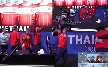 Khoảnh khắc đặc biệt nhất ngày hôm nay: Tuyển thủ Việt Nam nâng ghế ăn mừng Huy chương Vàng SEA Games