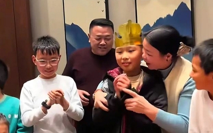 Bức ảnh sinh nhật đáng xấu hổ nhất năm: Con trai mặt buồn thiu còn bố mẹ bị chỉ trích khắp MXH