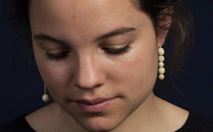 Cô gái chuyên thu mua răng người