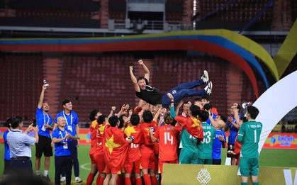 U22 Việt Nam tung HLV Kim Sang-sik lên ăn mừng HCV SEA Games! Đã quá Việt Nam ơi