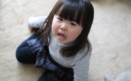 Vì sao trẻ vừa nhìn thấy một người nào đó liền đột nhiên khóc to? Không phải mê tín, cha mẹ cần thật hiểu rõ