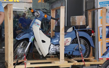 Bản độ ‘nhẹ’ Honda Super Cub 50 Final Edition giá trên 100 triệu đồng