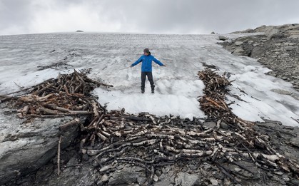 Băng trên đỉnh núi tan chảy, để lộ ra những thứ con người không dám tin vào mắt mình