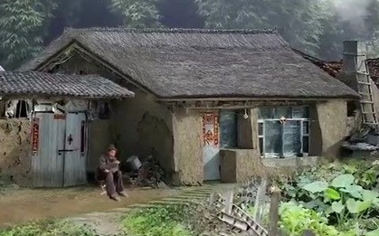 10 năm đi làm xa nhịn ăn gửi tiền về, người đàn ông gục khóc khi thấy cảnh sống thật sự của mẹ