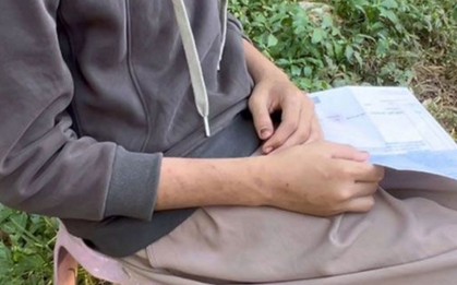 Đang ngồi trong phòng ngủ thì thấy bạn của bố trèo lên cửa sổ, cô gái hoảng loạn với diễn biến tiếp theo