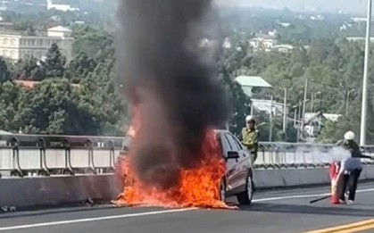 Ô tô bốc cháy ngùn ngụt trên cầu Rạch Miễu