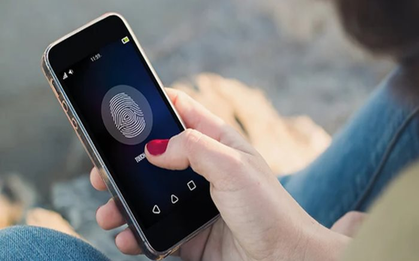 Tại sao không nên sử dụng vân tay, khuôn mặt mở điện thoại?