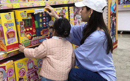 Những hành động nhỏ của bố mẹ âm thầm gieo mầm nuôi dưỡng những đứa trẻ giỏi giang