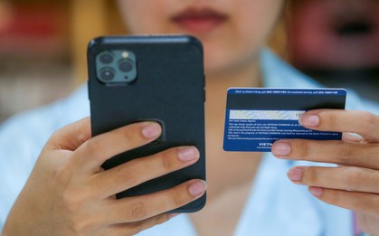 Vì sao kẻ lừa đảo đọc vanh vách số dư, biết chính xác mã OTP của bạn dù điện thoại vẫn nằm trên tay?