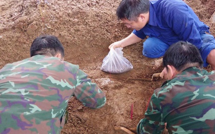 Phát hiện 4 hài cốt liệt sĩ cùng nhiều di vật trong vườn của một hộ gia đình ở Quảng Trị