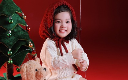 Ai đi qua cũng phải dừng lại ngắm Lisa nhà Khánh Thi - Phan Hiển, visual quá xinh yêu như thiên thần đón Noel!