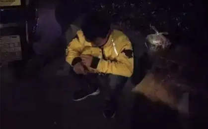 1h sáng, nam shipper khóc nấc bên vệ đường: Đằng sau đơn hàng đồ ăn bị giao trễ là điều không ai ngờ tới