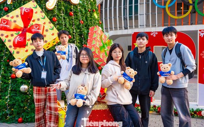 Xếp hàng xuyên đêm check-in cây thông Noel cao bằng tòa nhà 3 tầng ở Hà Nội