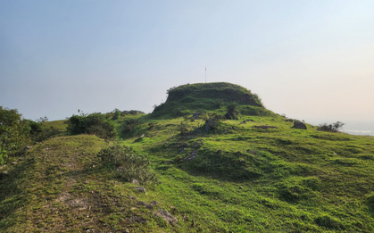 Ngọn núi ở Nghệ An cao chỉ hơn 100m, du khách nhận xét cảnh như nước ngoài, trên đỉnh có di tích đặc biệt