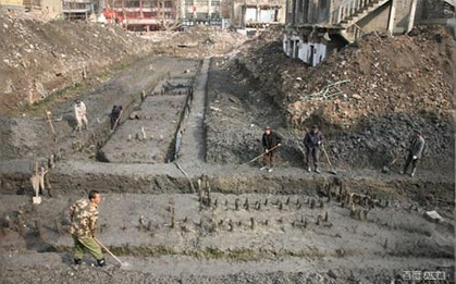 Đào móng công trình, đội công nhân phát hiện trận cọc gỗ "hình chữ T" bí ẩn, chuyên gia lập tức phong toả hiện trường