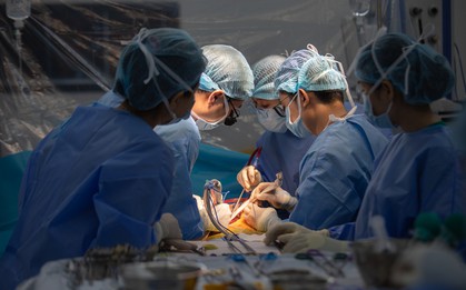 Xuyên đêm ghép gan cứu bệnh nhân hôn mê sâu