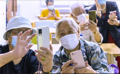 Người cao tuổi 'nghiện' smartphone và những ảnh hưởng âm thầm