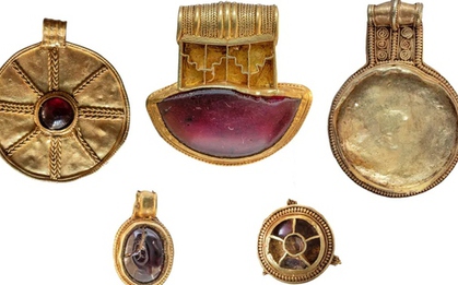 Dò kim loại, 2 người dân đào được kho báu chứa vàng, ngọc hồng lựu