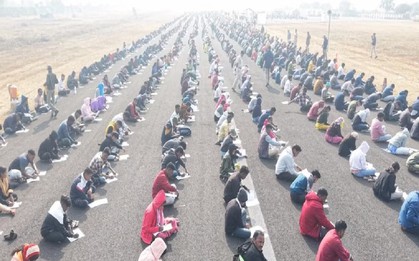 8.000 người ngồi trên đường băng làm bài thi, giám thị dùng UAV chống gian lận