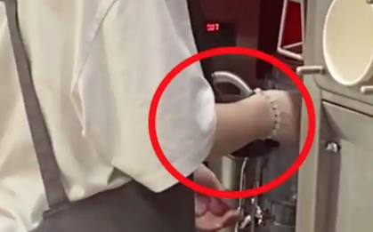 Nhân viên quán trà sữa gội đầu ngay tại bồn rửa ở quầy pha chế, trong bồn vẫn còn dụng cụ dùng để ép trái cây