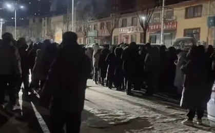 Cậu bé mất tích giữa đêm đông, gia đình nhờ 200 hàng xóm đi kiếm: Câu đầu tiên em nói sau khi được tìm ra khiến ai cũng sững người