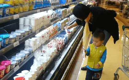 Con trai 4 tuổi lén ăn 1 quả cherry trong siêu thị, bị nhân viên đòi bồi thường nguyên cân: Phản ứng của người mẹ gây bão