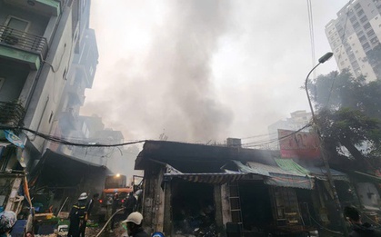 Cháy chợ Xanh Định Công, nhiều gian hàng bị thiêu rụi