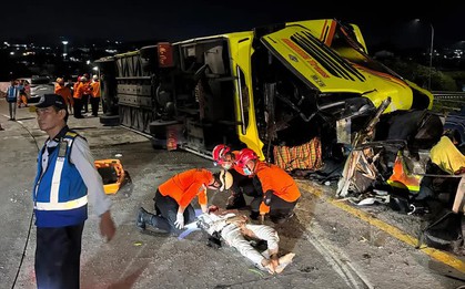 Kinh hoàng xe buýt lật ngang sau khi lao thẳng dải phân cách khiến ít nhất 16 người thiệt mạng