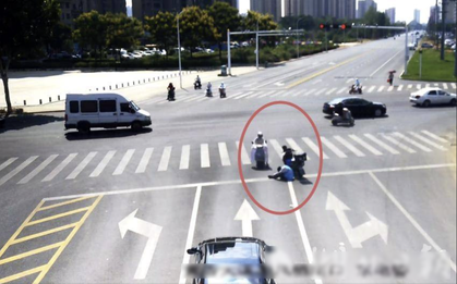 Shipper đột quỵ ngay giữa ngã 4 khi đang giao hàng, được người đi đường cứu sống thần kỳ: Danh tính cô gái gây ngỡ ngàng