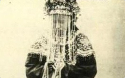 Năm 1904, chú rể 29 tuổi vén khăn voan tân nương rồi chết lặng: Gương mặt cô dâu phủ kín thứ này
